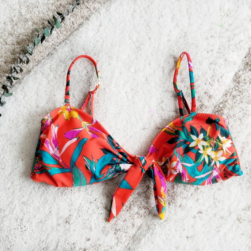 NWT Knotted Tie BOW Swim Top
OLD NAVY - Picture 1 of 5